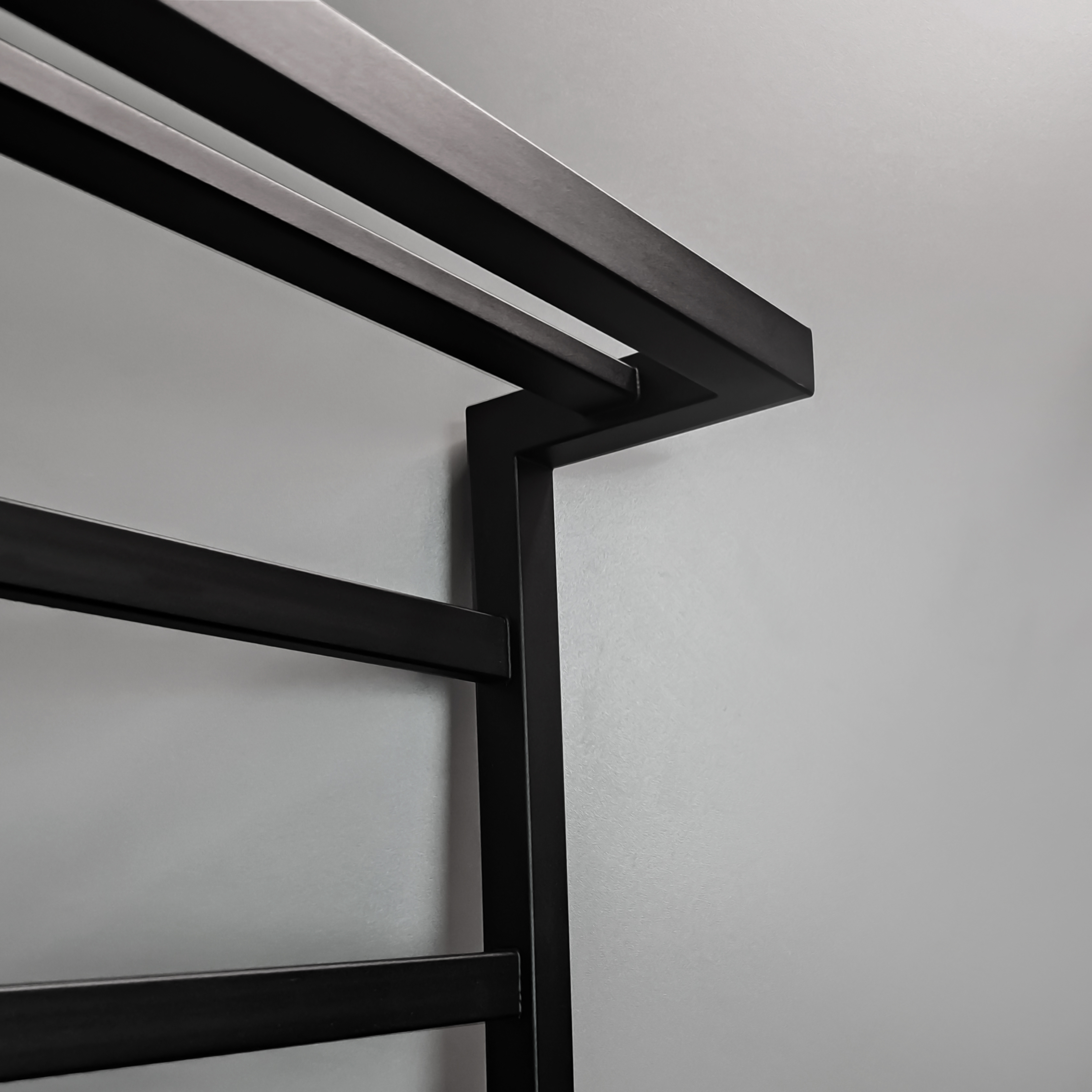 Полотенцесушитель электрический Indigo Forte с полочкой черный